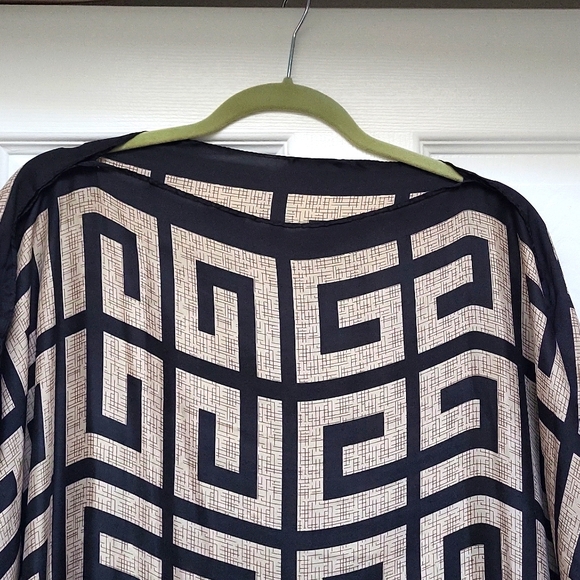 Caftan with Fendi like pattern. Beautiful and flowing - Picture 3 of 9